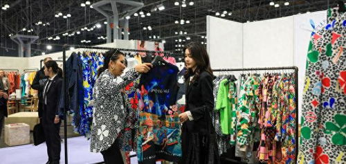 韓第一夫人紐約時裝展優(yōu)雅亮相，時尚穿搭引熱議